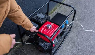 Jak podłączyć generator prądu do instalacji domowej? Praktyczny poradnik krok po kroku